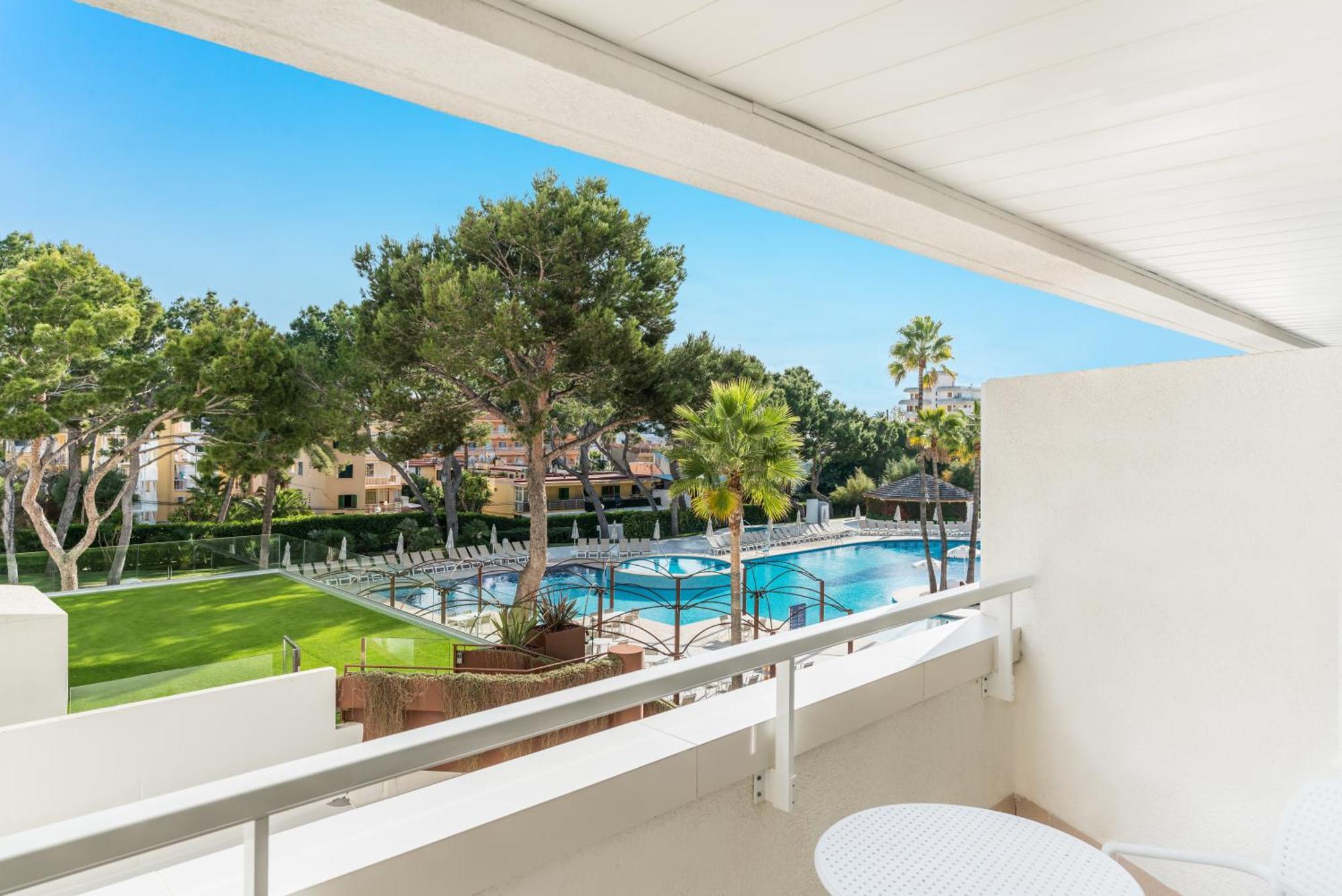 Quarto com Cama de Casal ou 2 de Solteiro com Vista da Piscina